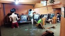 #VIRAL: Filipinas: Los adictos a los juegos en línea en los cibercafés siguen jugando durante la inundación del TIFÓN