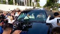 Manifestantes retienen vehículo del presidente de México por más de dos horas