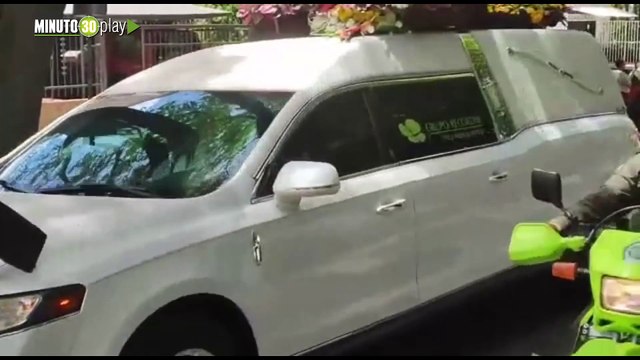 Cantando Nadie es eterno paisas están a las afueras del cementerio a El Rey del Despecho