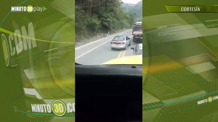 Eso sale con copao Por colarse invadió el carril y una mula le dañó el carro