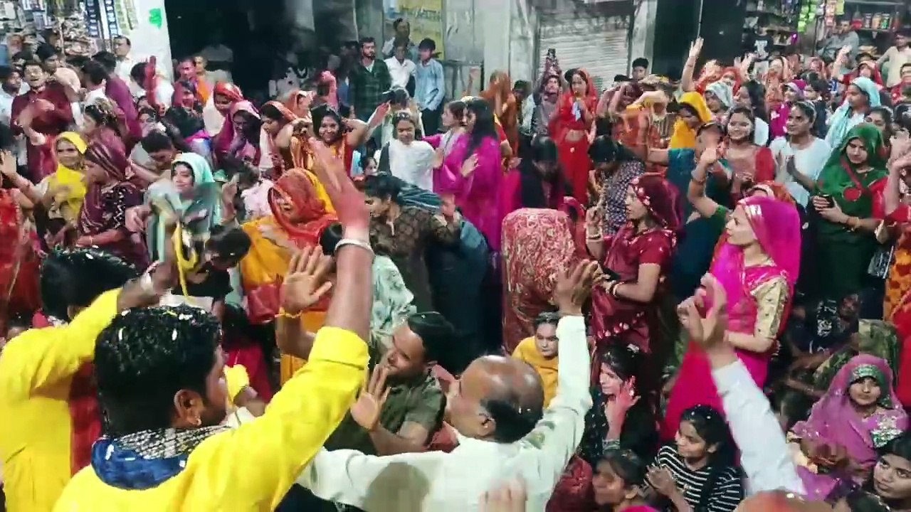Video : फाल्गुनी रंग में बही भजनों की बयार, समा...