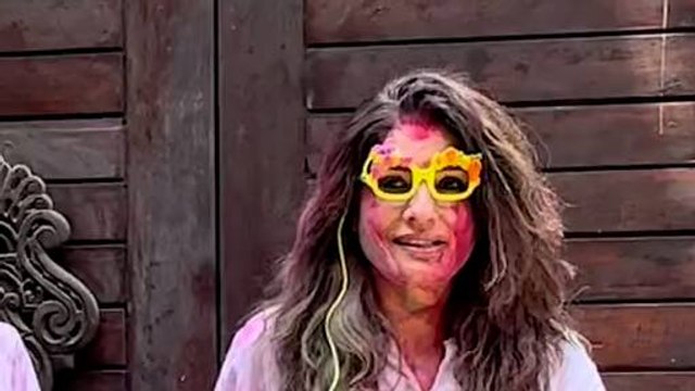 होली पर क्या आपने देखी रवीना टंडन के चश्मे वाली पिचकारी