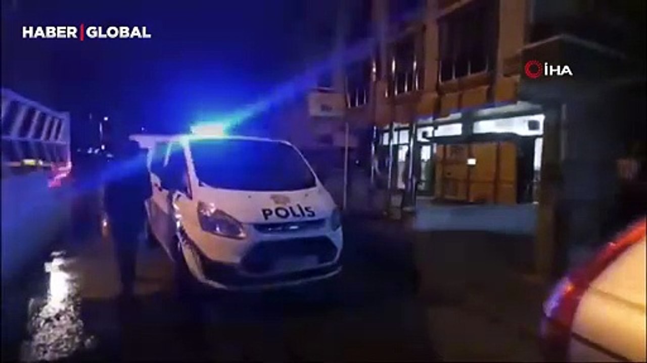 Kargosunu teslim alamayınca PTT şubesinin camlarını teker teker kırdı