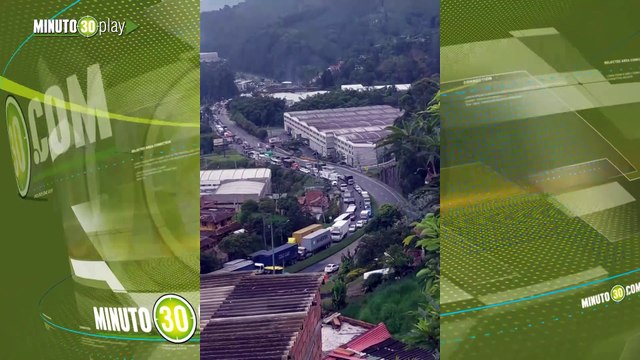 Tenga paciencia Por volcamiento de camión esta reducida la variante Caldas