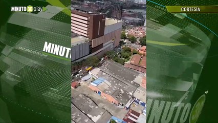 Tratan de controlar a mujer que quiere lanzarse de terraza de centro comercial de Itagüívvv