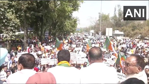 शराब घोटाला मामले में अरविंद केजरीवाल के इस्तीफे की मांग को लेकर बीजेपी का विरोध प्रदर्शन किया