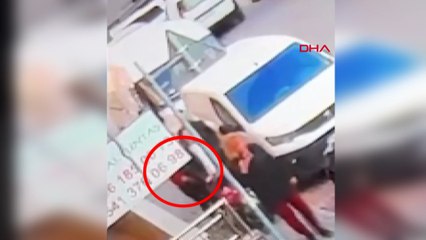 Скачать видео: Avcılar'da pazardan dönen kadının cep telefonunu böyle çaldılar