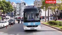 Mersin Büyükşehir Belediye Başkanı Vahap Seçer, otobüsle şehir turu yaparak halkı selamladı