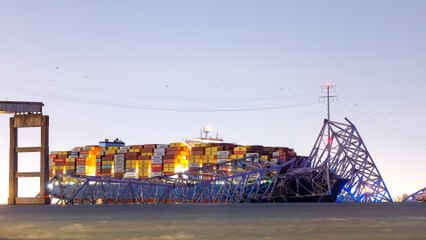 Un puente de Baltimore se derrumba tras el impacto de un barco y varios coches caen al río