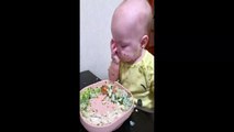 El bebé hace un adorable y enorme lío mientras cena