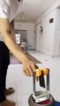 #OMG: Un tipo lanza y clava una carta giratoria entre dos pelotas de ping pong