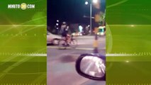 ¡Qué irresponsable! Ciclista se puso a chatear mientras manejaba la bici, en Bogotá