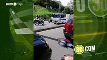Una moto y una volqueta chocaron por el puente peatonal de la Terminal del Norte en Medellín