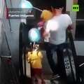 #VIRAL: Un guardia rescata a una niña en una escalera mecánica en un centro comercial en Rusia