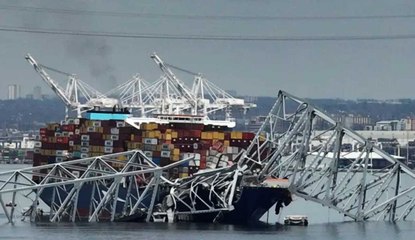 Un carguero colisiona y derriba un puente en Baltimore: varios coches caen al río