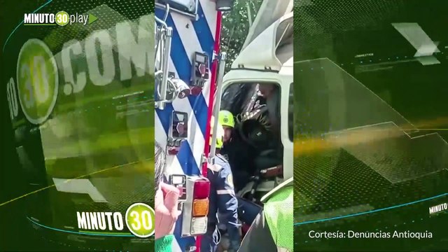 Bomberos Medellín atiende incidente vehicular en Tejelo que involucra varios vehículos y motos