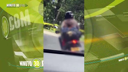 Irresponsable motociclista llevaba al niño dormido y sin casco