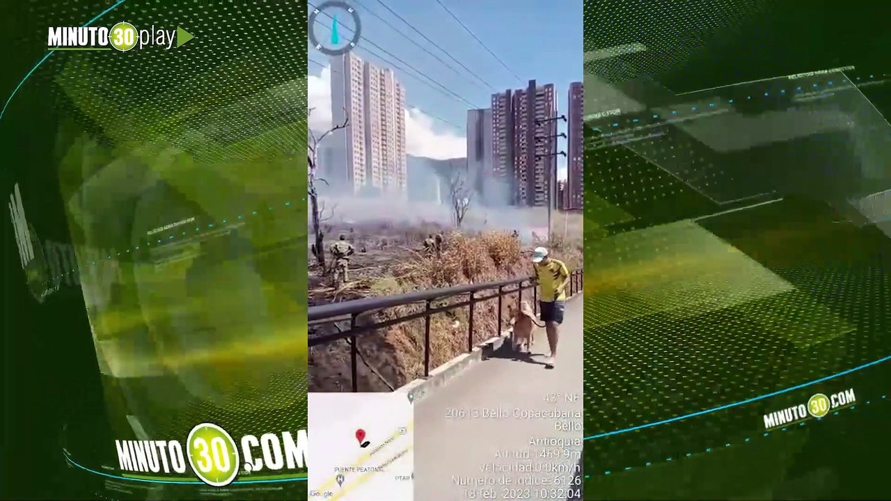 Soldados y Bomberos luchan por apagar un incendio forestal en Niquía