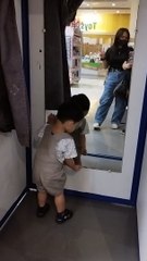 nakakita ng salamin ang bata