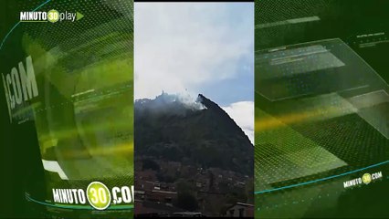 Bomberos trabajan para apagar un incendio en el Cerro El Picacho