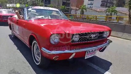 Feria de las Flores Así arrancó el Desfile de carros antiguos