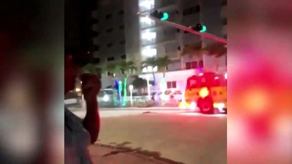 Télécharger la video: Carrera por encontrar sobrevivientes tras derrumbe de edificio en Miami, Florida