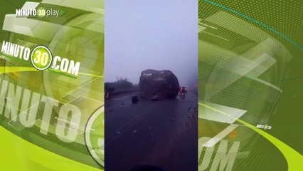 Esta gigantesca piedra cayó sobre la vía que va de Medellín a la costa