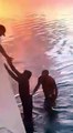 Momento en que 17 balseros cubanos llegan a costas de los Cayos de la Florida
