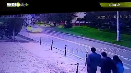 Sujeto se bajó de un taxi y atracó a tres estudiantes a mano armada