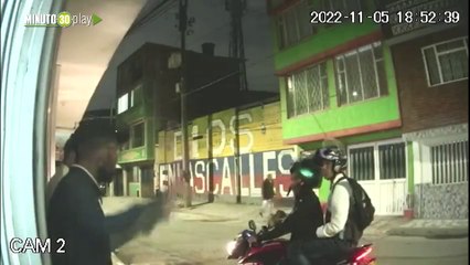 Ladrones, pero educados. saludan de mano a sus víctimas antes de robarlas