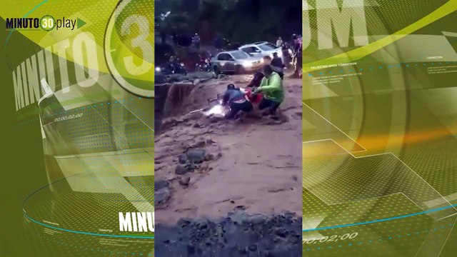 ¡Qué susto!, una quebrada se llevó dos hombres con