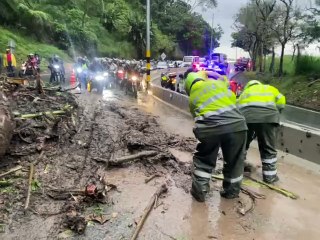 Se cayo un pedazo de montaña en la autopista del Cafe