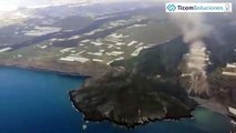 Las imágenes de un dron muestran cómo la corriente de lava llega a la playa de La Palma