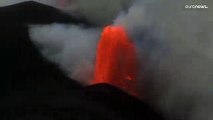 Potente fuente de lava en La Palma y una nueva colada engulle el cementerio de Las Manchas