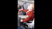 Un niño coge de la mano a unos desconocidos en el autobús