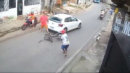 La surrealista pelea entre machetes que termina con un final inesperado