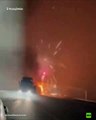 Un camión en llamas provoca un inesperado espectáculo de fuegos artificiales