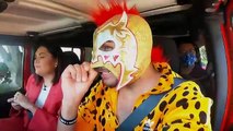 Yuridia con el Escorpión Dorado al Volante