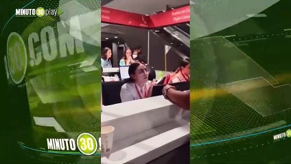 Si usted fuera mi papá o una persona importante lo podría ayudar dijo empleada de aerolínea a un usuario que pedía un cambio