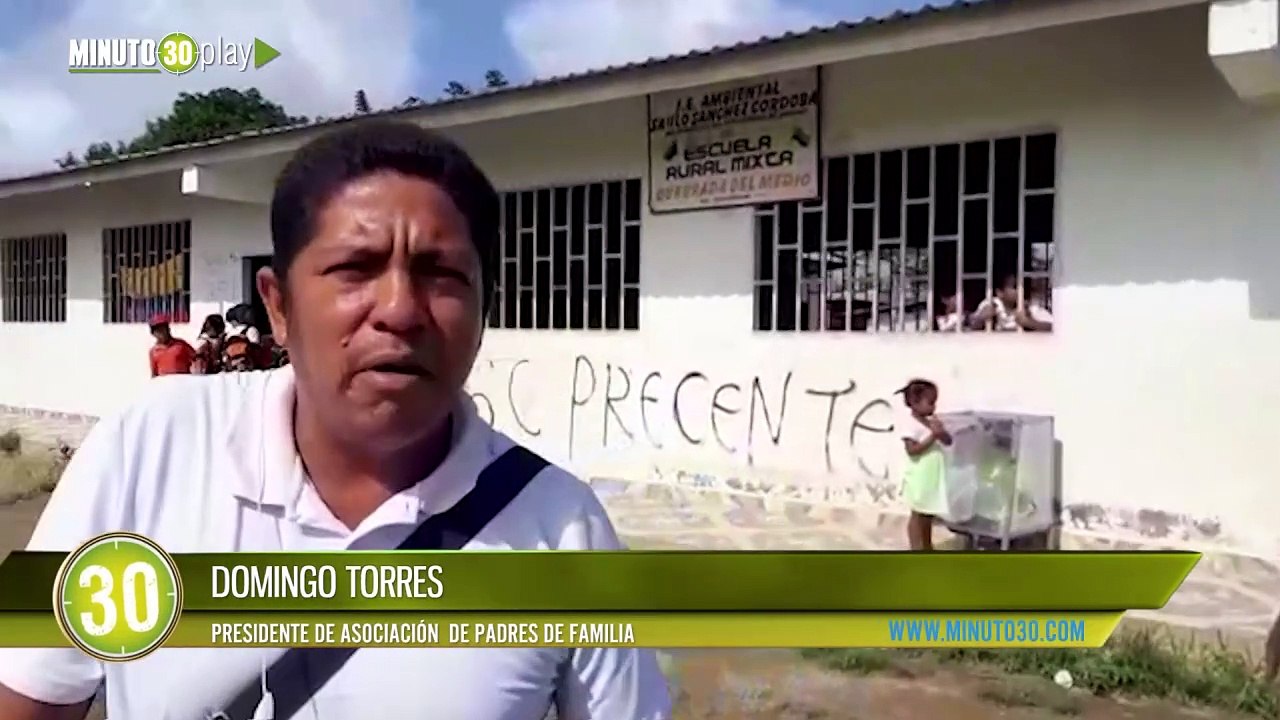 Como pollos literal así tienen que recibir sus clases un grupo de niños en el Chocó