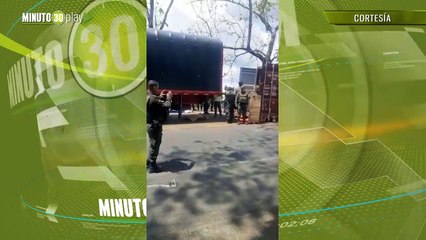 Camión con café se accidentó y comunidad le ayudó a recuperar la carga