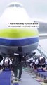 Vea cómo estos forzudos ucranianos tiran del avión de carga más grande y pesado del mundo
