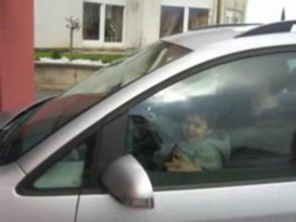 Noah rentre la voiture au garage