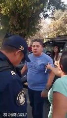 Download Video: VIDEO: Hombre golpea a policía de CDMX por discusión afuera de secundaria en Xochimilco