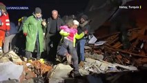 Rescatan a una niña atrapada entre los escombros de Turquía