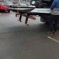 #OMG: Un coche nuevo se cae de la rampa del remolque con un golpe durante la entrega