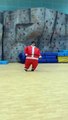 #VIRAL: Un hombre está vestido con un traje inflable de Santa y baila provocativamente mientras sus amigos se ríen