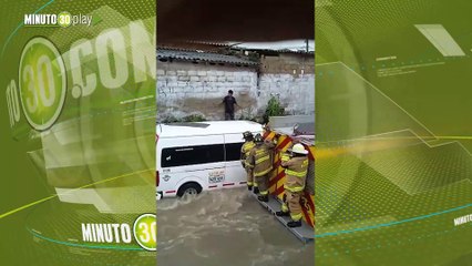 Momento en el que rescatan a 13 niños que iban en su bus escolar que fue arrastrado por un arroyo en Barranquilla