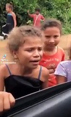 niña que tapa huecos cautiva con su voz