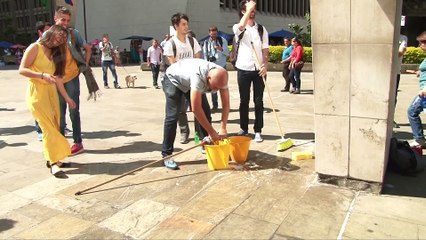 07-07-17 Con una limpieza ciudadanos protestaron contra la Alcaldia de Medellin